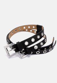 Zwarte leren riem met zilveren eyelets en een rechthoekige metalen gesp, met een gladde textuur en meerdere verstelgaten.