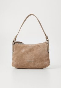 Semišová kabelka světle hnědé barvy s oblým uchem a stříbrnými kovovými doplňky, vybavená zipovým uzávěrem a jemným logem značky na přední straně.