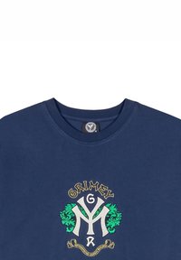 Camiseta de algodón azul marino con escote redondo y un destacado diseño bordado con acentos verdes y texto dorado.