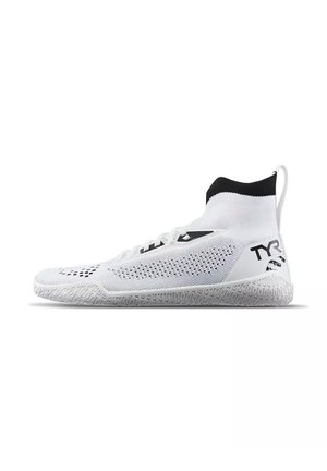 Scarpa sportiva bianca alta con colletto nero e marchio TYR, tomaia in mesh lavorato a maglia, suola testurizzata e chiusura con lacci vista di lato.