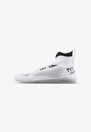 Chaussure de sport blanche montante avec col noir et logo TYR, empeigne en mesh tricoté, semelle texturée et fermeture à lacets vue de côté.