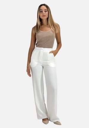 Witte wijde broek met een gladde textuur, voorzien van zakken aan de voorkant en een centrale knoopsluiting, gecombineerd met een beige geribde tanktop.