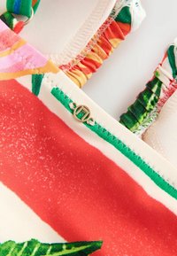 Maillot de bain coloré avec un motif pastèque, comprenant des accents rouges, verts et roses ; avec des bretelles froncées et un accent logo doré.
