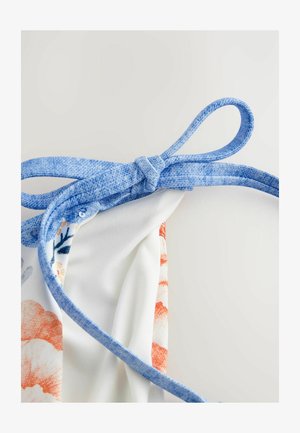 Top de bañador floral con acentos en naranja y azul, con una base blanca suave y tirantes azules texturizados atados en un lazo.