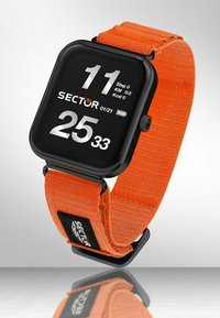 Smartwatch con quadrante quadrato nero che mostra ora, data e dati fitness, dotato di cinturino in tessuto arancione con logo del marchio.