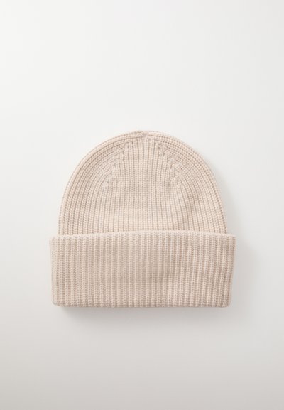 Kootud beanie helebeeziga, millel on soonikustruktuur; sisaldab volditud serva ja kerget kujundamist krooni kohal, et sobida mugavalt.