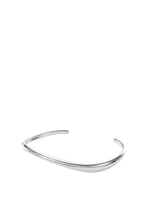 Glattes, poliertes silbernes Manschettenarmband mit leicht verdrehtem, offenem Design vor weißem Hintergrund.