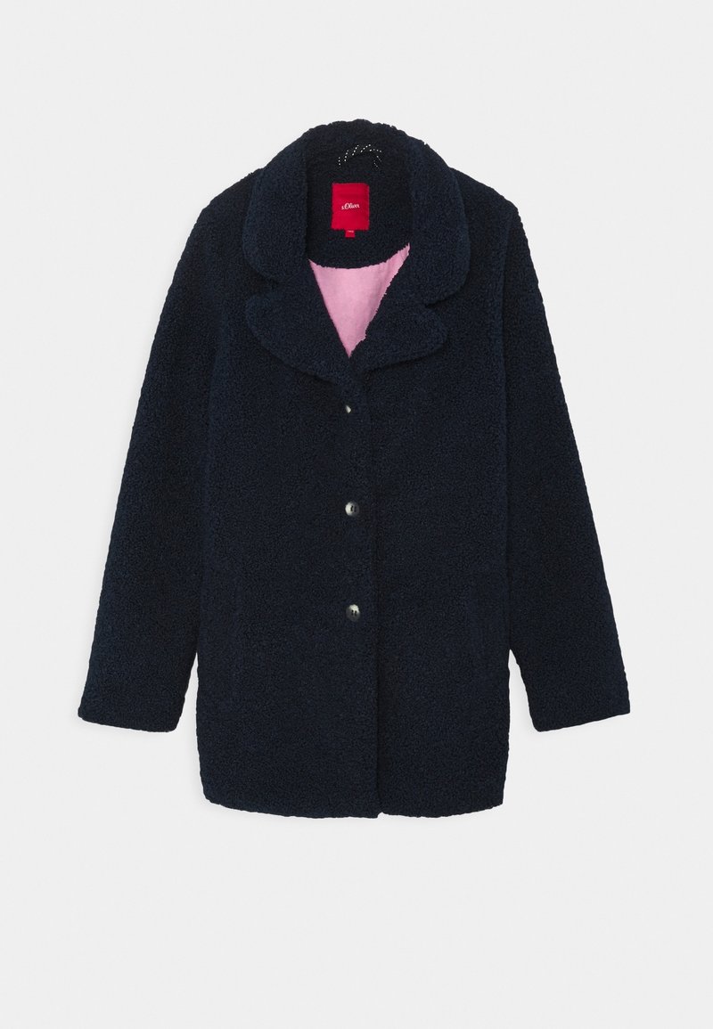 Manteau fluffy bleu marine à manches longues avec un col châle, cinq boutons sur le devant et une doublure intérieure rose. Tissu texturé avec poches.