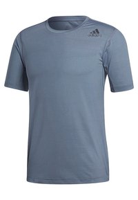 Koszulka sportowa z krótkim rękawem w jasnoniebieskim odcieniu, z teksturowanym wzorem, klasycznym dekoltem i czarnym logo na górnej lewej części klatki piersiowej.