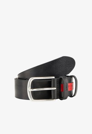 Ceinture en cuir noir avec une boucle en métal argenté, ornée d'une touche rouge et de détails de couture. Texture lisse avec un design classique.