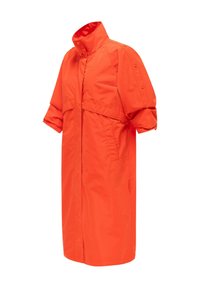 Feloranje, midilengte regenjas met een hoge kraag, korte omgeslagen mouwen, voorzakken en drukknopdetails op de mouwen en schouders.