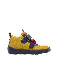 Basket enfant en tissu jaune avec semelle bleue, brides bleu marine et fermetures Velcro rouges et vertes, vue de côté.