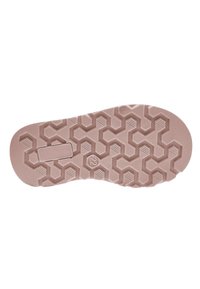 Suela de zapato de goma rosa claro con un patrón hexagonal, que presenta estrías para mayor agarre y un acento rectangular cerca del talón con el detalle "72".