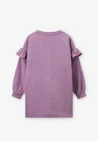 Robe sweat lilas avec des accents froncés sur les manches, des poignets élastiques et une coupe décontractée. Texture douce et design simple.