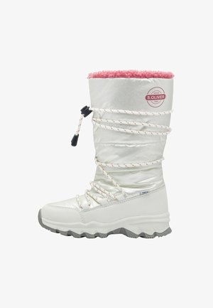 Biele nepremokavé snehule s ružovým umelým kožuchom, textúrovaným zvrškom, bielymi a červenými šnúrkami a robustnou šedou podrážkou, vhodné do chladného počasia.