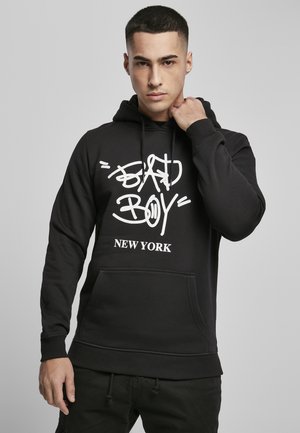 Čierna mikina s kapucňou z bavlny, na prednej strane s bielym textom v graffiti štýle "BAD BOY" a "NEW YORK". Obsahuje kapucňu a predné vrecko.