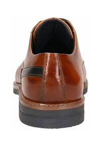 Zapato de cuero marrón con un acabado suave, suela de goma negra plana y una sencilla raya negra de acento en el costado. Diseño de tacón redondeado.
