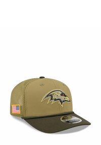 Olivgrüner Hut mit einem dunkelgrünen Schirm, der ein gesticktes Baltimore Ravens-Logo und eine kleine amerikanische Flagge an der Seite aufweist.
