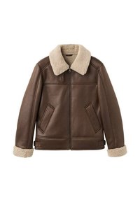 Giacca di pelle marrone con colletto e polsini in shearling beige, dotata di una zip frontale, due tasche laterali e un design semplice e liscio.