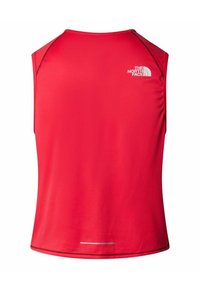 Camiseta deportiva sin mangas roja, de tela texturizada, cuello redondo, detalle reflectante en el dobladillo inferior, logo impreso en la parte superior de la espalda.