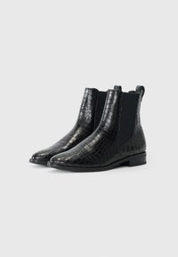 Schwarze Leder-Stiefeletten mit Krokodilprägung, elastischen Seitenpaneelen und einem niedrigen Blockabsatz. Glatte Oberfläche mit runder Zehenform.