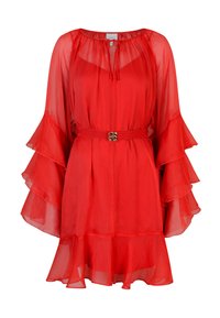 Rotes, durchscheinendes Kleid mit voluminösen, rüschierten Ärmeln und einer taillierten Taille. Es hat einen geschnürten Gürtel mit einer goldenen Schnalle und einen gestuften Rock.