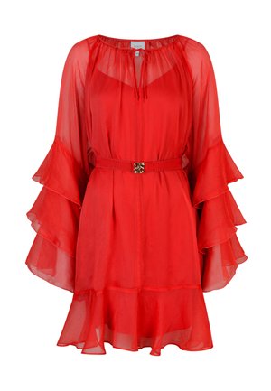 Rode, doorschijnende jurk met volumineuze, gerimpelde mouwen en een getailleerde taille. Bevat een strakke riem met een gouden gesp en een gelaagde rok.