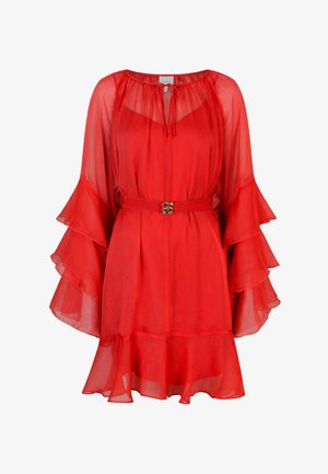 Rode, doorschijnende jurk met volumineuze, gerimpelde mouwen en een getailleerde taille. Bevat een strakke riem met een gouden gesp en een gelaagde rok.