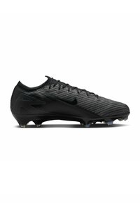 Zwarte voetbalschoenen met een gestructureerde bovenkant, voorzien van diagonale lijnen, een zwart swoosh-logo en een laag profielontwerp voor wendbaarheid.