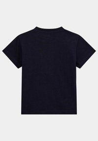 T-shirt blu navy a maniche corte realizzato in cotone morbido. Presenta un collo rotondo e orli cuciti in modo pulito con una consistenza liscia.