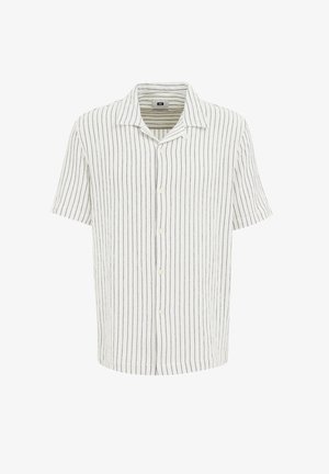 Košulja kratkih rukava s gumbima, bijela s tamnoplavim vertikalnim prugama. Ima izrezani ovratnik i opušteni kroj s teksturiranom tkaninom.