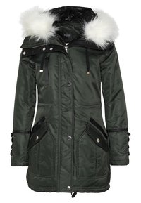 Giacca a piumino verde con cappuccio in ecopelliccia nera. Presenta tasche laterali con cerniera, coulisse regolabili e trama trapuntata. Dettagli in argento.