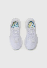 Zapatillas deportivas blancas con una parte superior de malla, cordones texturizados, bordes redondeados y plantillas con un colorido patrón floral. Diseño ligero y transpirable.
