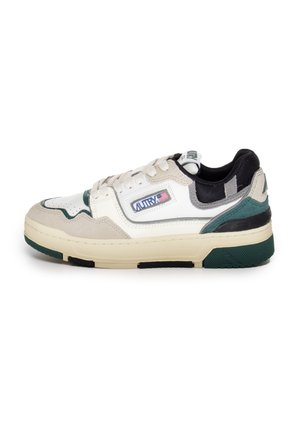 Sneaker bianco e verde con elementi in suede e pelle, punta rotonda, chiusura con lacci e suola in gomma texturizzata. Presenta il logo sul lato.