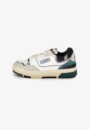 Sneaker bianco e verde con elementi in suede e pelle, punta rotonda, chiusura con lacci e suola in gomma texturizzata. Presenta il logo sul lato.