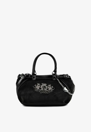 Schwarze Juicy Couture Handtasche mit Doppelgriffen, silbernem Herzanhänger an einer Kette und gesticktem Logo vorne in der Mitte.