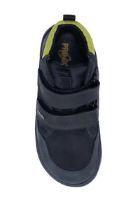 Granatowe buty z zielonymi akcentami, wykonane z materiału syntetycznego. Posiadają dwa paski na rzepy oraz zaokrąglony czubek. Widoczna teksturowana wkładka.