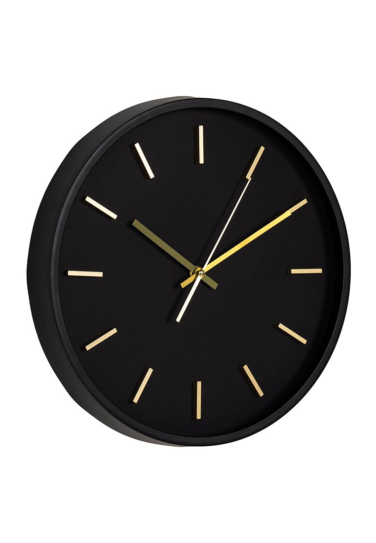 Schwarze Wanduhr mit minimalistischer Gestaltung, ausgestattet mit goldenen Stundenmarkierungen und Zeigern. Die runde Form hat eine glatte, matte Oberfläche.