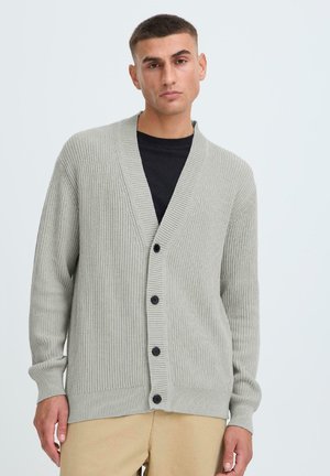 Hellgraue Strickjacke mit gerippter Textur, tiefem V-Ausschnitt, langen Ärmeln und sechs schwarzen Knöpfen auf der Vorderseite.
