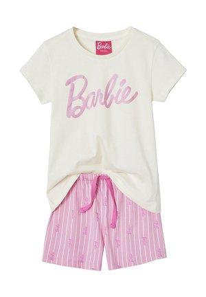 Weißes Kurzarmtop mit pinkem Glitzer-Schriftzug "Barbie", kombiniert mit pinken Shorts mit Kordelzug, weißen Streifen und wiederholten "Barbie"-Logos.