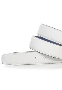 Cintura in pelle bianca arrotolata con cuciture visibili e tre occhielli metallici su uno sfondo bianco.