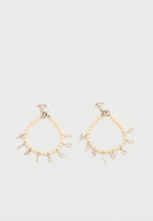 Kaks pärlmutterkäevõru hõbedast tähtede ripatsitega, mis kirjutavad "ela armastuses" valgel taustal.