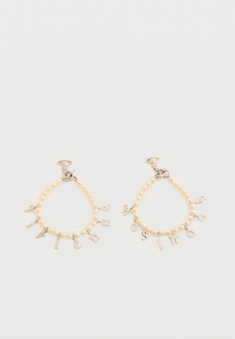 Δύο βραχιόλια με πέρλες και ασημένια μπρελόκ σε σχήμα γραμμάτων που σχηματίζουν τη φράση «live in love» σε λευκό φόντο.