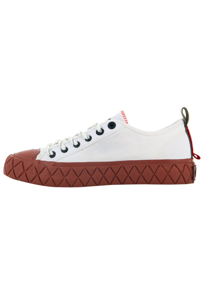 Baskets en toile avec un dessus blanc, un capuchon en caoutchouc marron et une semelle texturée marron. Présente des œillets noirs et une languette de talon en boucle rouge et verte.