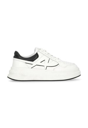 Sneaker bianca con dettagli in pelle nera, superficie testurizzata e suola spessa in gomma. Presenta una chiusura con lacci e cuciture decorative.