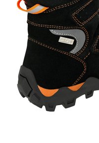 Scarponi da trekking neri impermeabili con accenti arancioni, realizzati in suede, con dettagli grigi e suola in gomma testurizzata con un battistrada a motivo.