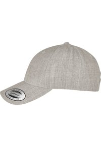 Grå snapback caps med teksturert stoff, rund krone og flat skygge. Har et rundt logo-patch på forsiden.