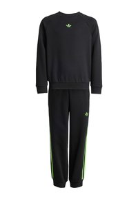 Schwarzes Trainingsanzug bestehend aus einem Sweatshirt und einer Hose. Mit grünen Akzenten und einem kleinen Logo auf der Brust und dem linken Hosenbein. Weicher Stoff.