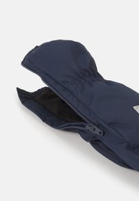 Dunkelblaue Fäustlinge aus wasserabweisendem Stoff mit einem weichen Innenfutter, ausgestattet mit einem Reißverschluss und genähten Details auf der Außenseite.