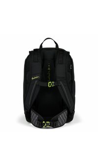Sac à dos noir avec des bretelles rembourrées, un dos en mesh et des accents jaunes. Présente un motif à carreaux distinctif sur la ceinture de hanche.